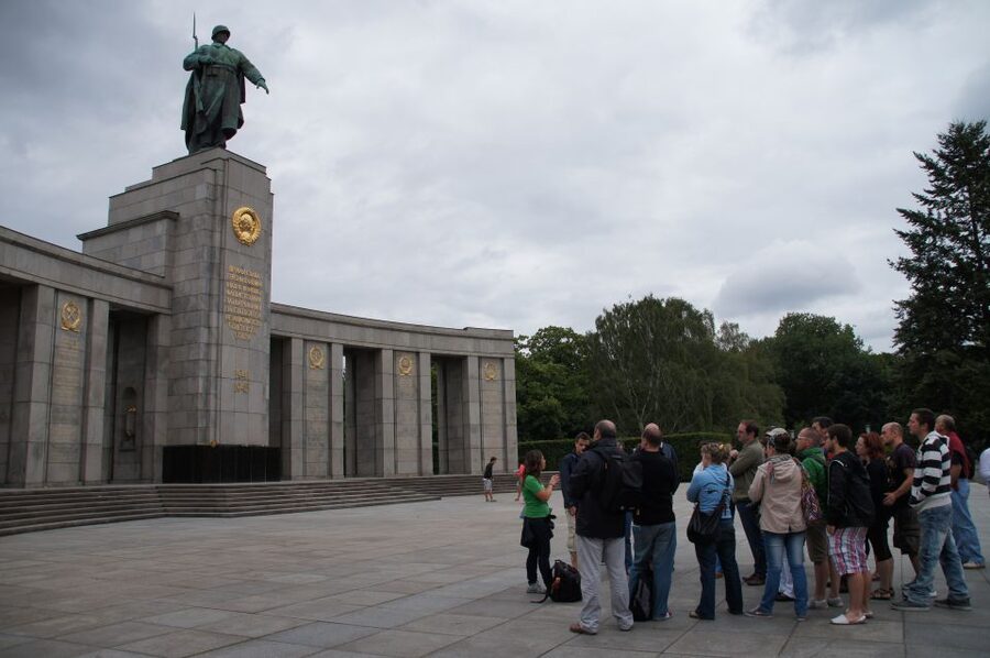 Berlín y el Nacionalsocialismo. Group Tour in Spanish - Ending at the former Führer Chancellery spot
