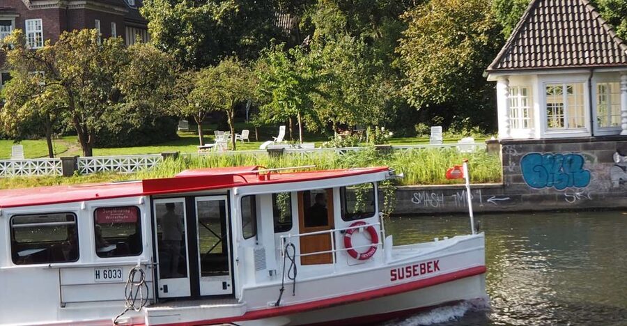 Bike tour around the Alster - Celebs, water, and nature - Dammtor to Pöseldorf-Rotherbaum: consulates, residences, and a park runway