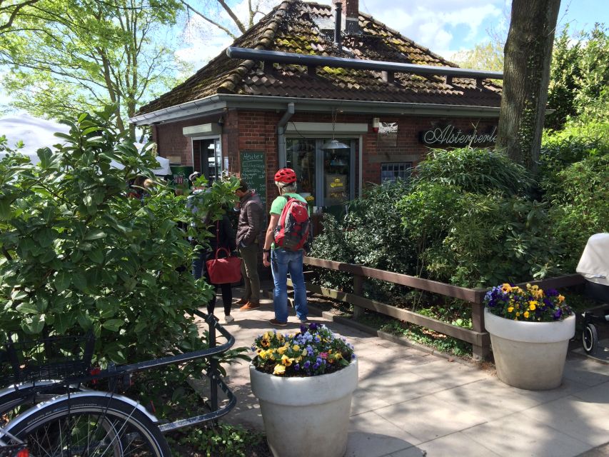 Bike tour around the Alster - Celebs, water, and nature - Winterhuder Stadtpark: viewpoints, planetarium vibes, and Stadtparksee