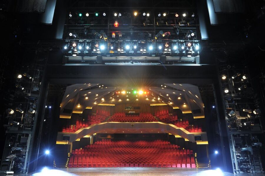 Blick hinter die Kulissen – Führung: Staatstheater Darmstadt - The big stage question: what to do if it is not available