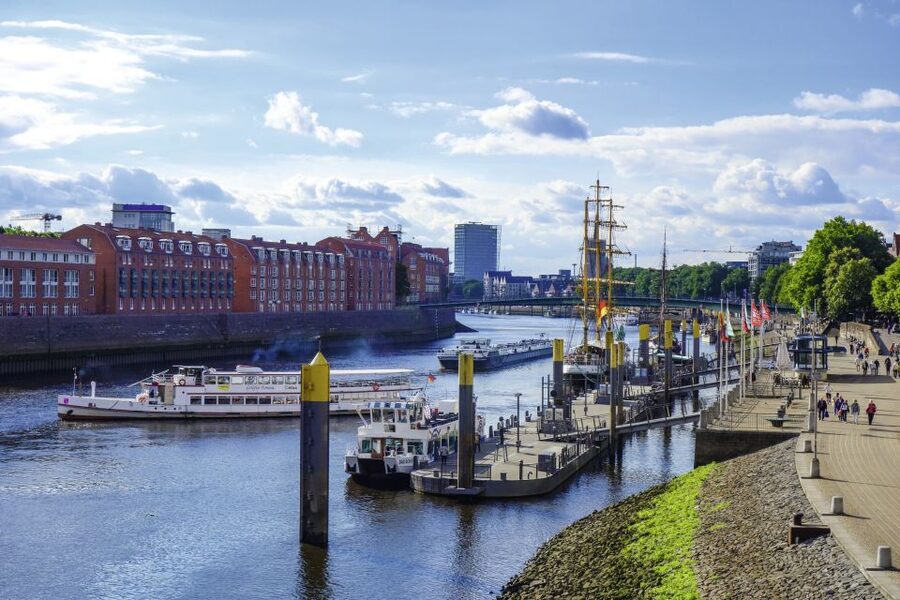 Bremen: City Center Guided Walking Tour - Finding the meeting point at Glockenspiel House