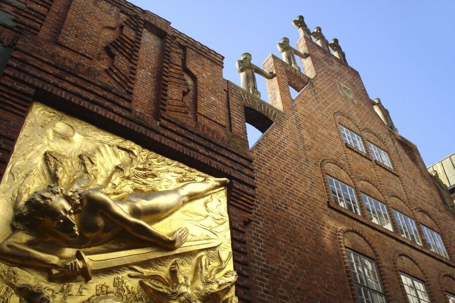 Bremen: Old Town Tour with Costumed Performer & Tour Guide - Where You Start: Bremen Cathedral Steps Set the Tone