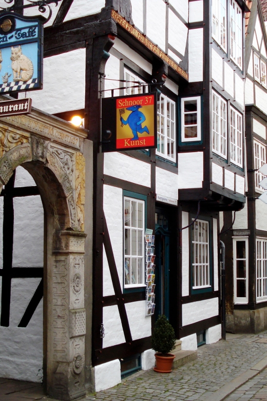 Bremen: Old Town Tour with Costumed Performer & Tour Guide - Marktplatz and Roland: Symbols You Can Actually Understand