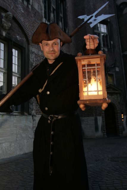 Bremen: Walking Tour in German with Night Guard - Meeting point under Bremen’s Old Town Hall, plus how to find the group fast