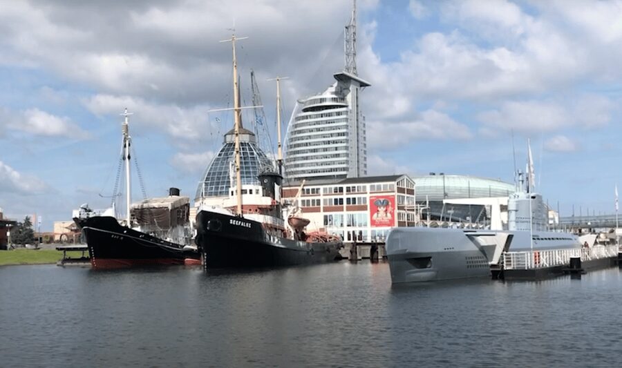 Bremerhaven: Sailor's yarn, legends and sea walking tour - The harbor route: what you see while the yarn unfolds