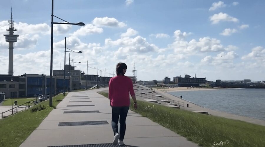 Bremerhaven: Sailor's yarn, legends and sea walking tour - Welcome drink, German guide, and how the tour gets going