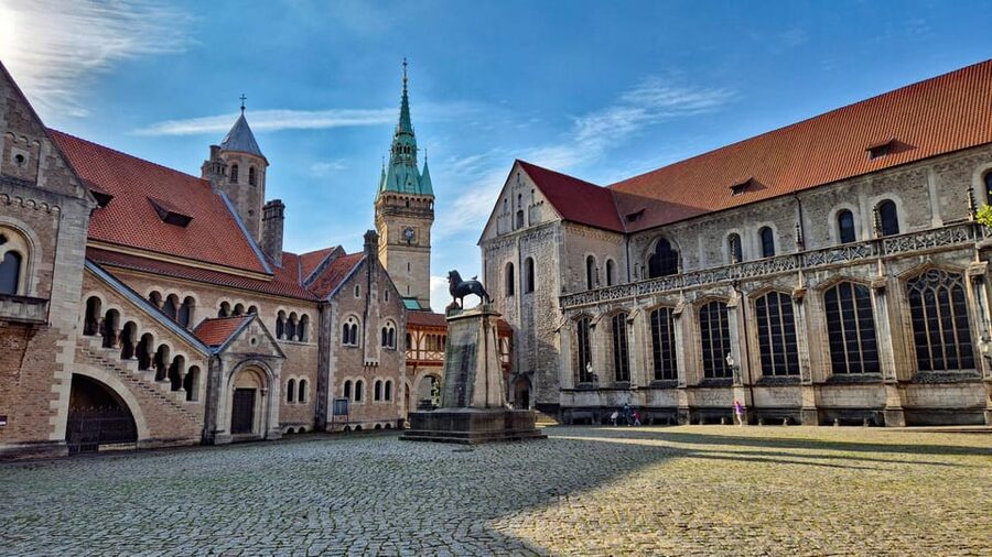 City tour Braunschweig: diverse and full of surprises. - From Magniviertel to the Rizzi House: First Stops That Set the Tone