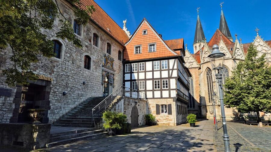 City tour Braunschweig: diverse and full of surprises. - Palace to Power Squares: Guelph Dukes and the Lion at Burgplatz