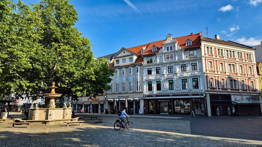 City tour Braunschweig: diverse and full of surprises. - Ringerbrunnen and Kohlmarkt: City Life Stories Between the Big Landmarks
