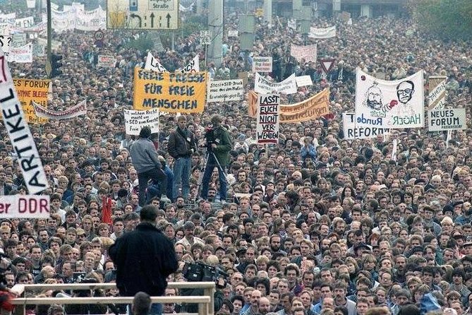 Cold War, Berlin Wall, Spies and the East Side Gallery - Tränenpalast (Palace of Tears) and what border bureaucracy felt like