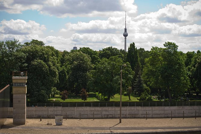Cold War, Berlin Wall, Spies and the East Side Gallery - Meeting Friedrichstraße, finding the yellow umbrella, and handling the AB day pass