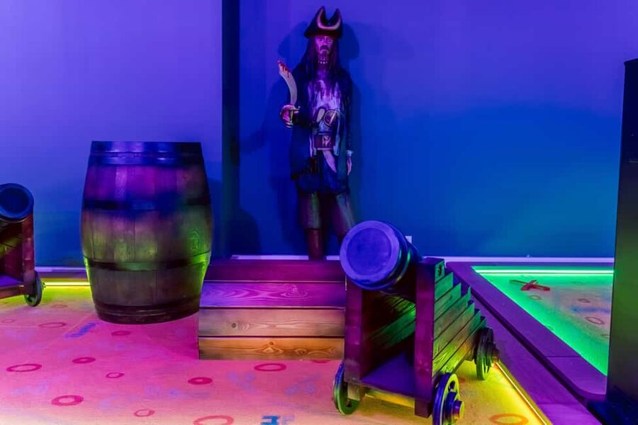 Cologne: Adventure Minigolf – Interactive tour through movie sets! - Adventure Minigolf in Cologne: a movie-set game you can actually play