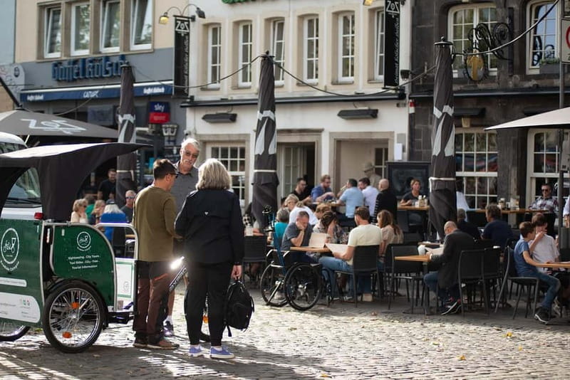 Cologne: Chocolate tasting Tour per Rickschaw - Alter Markt and Hohenzollern Bridge: Landmarks With Context
