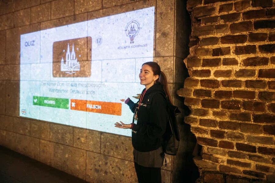 Cologne: Cologne Cathedral & Old Town in the evening – interactive tour with projector - How the beamer projector and smartphone quiz really keep it fun