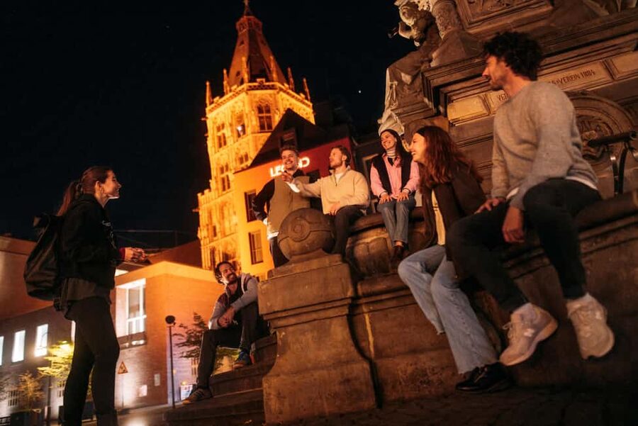 Cologne: Cologne Cathedral & Old Town in the evening – interactive tour with projector - Churches, the Fish Market, and the Tünnes und Schäl photo moments