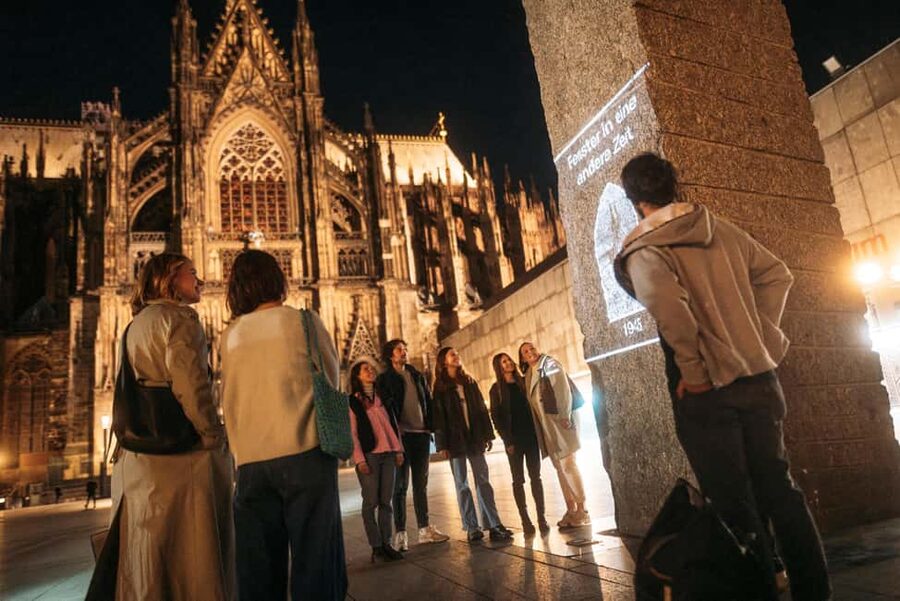 Cologne: Cologne Cathedral & Old Town in the evening – interactive tour with projector - Price, value, and who this interactive evening tour fits best