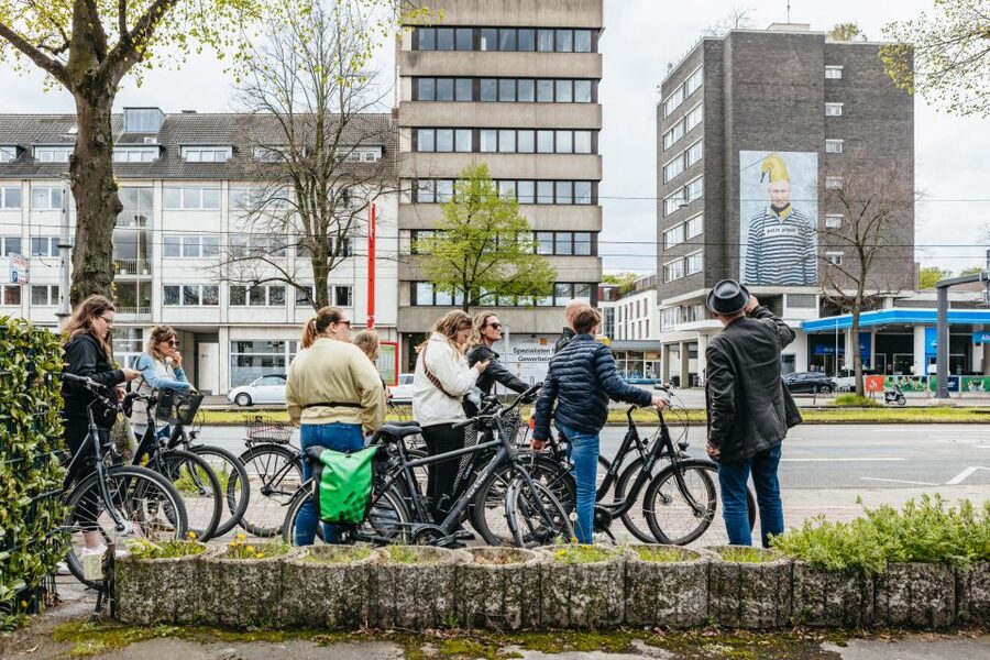Cologne: Ehrenfeld Street Art Bike Tour - Aachener Weiher and the Art in Plain Sight