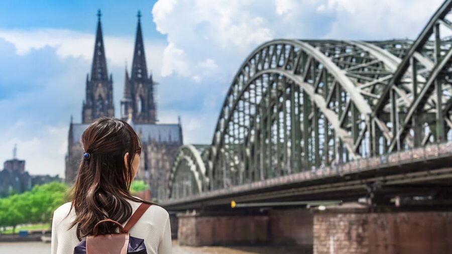 Cologne: entertaining guided tour to old town highlights - Leisure, going out, and shopping tips from your German guide