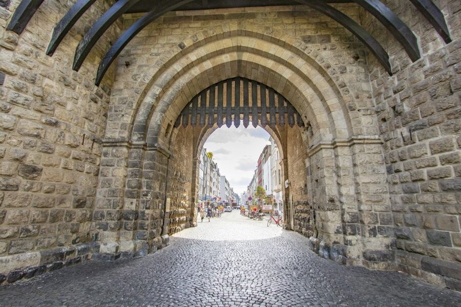 Cologne: Express Walk with a Local in 60 minutes - What is included, and where you might spend extra
