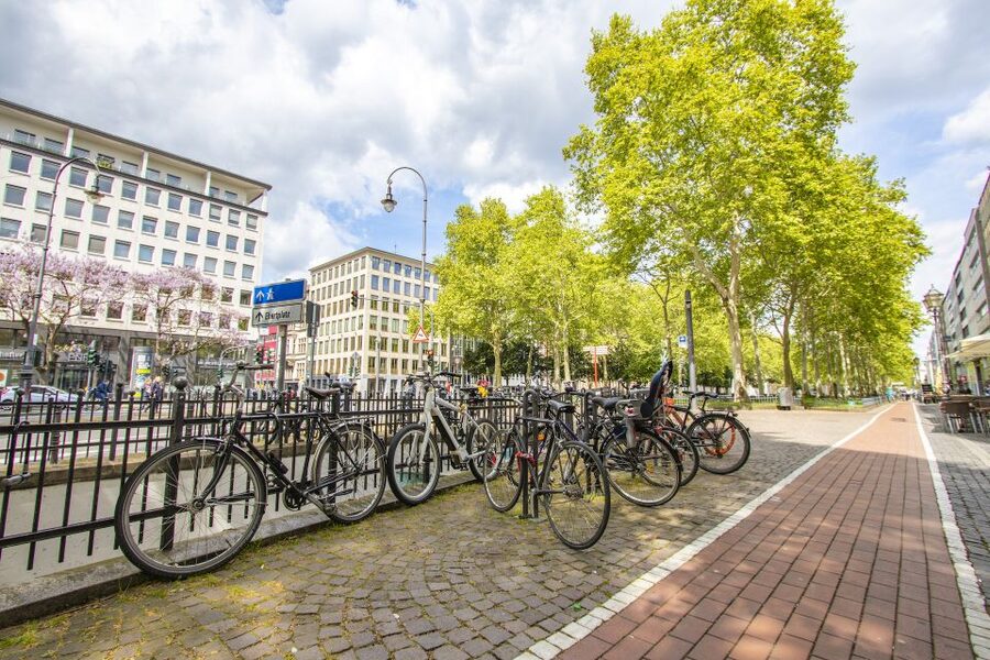 Cologne: Express Walk with a Local in 60 minutes - From Der KölnShop to Cologne Cathedral: starting with the right energy