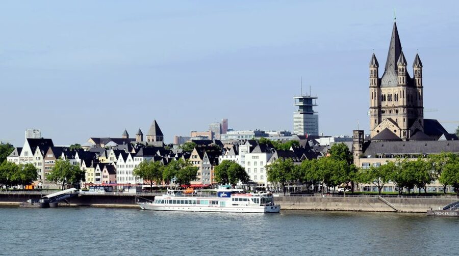 Cologne: Fables, Fairy Tales, and Legends Tour in German - Meeting at Cologne Cathedral and the Master Gerhard versus devil debate
