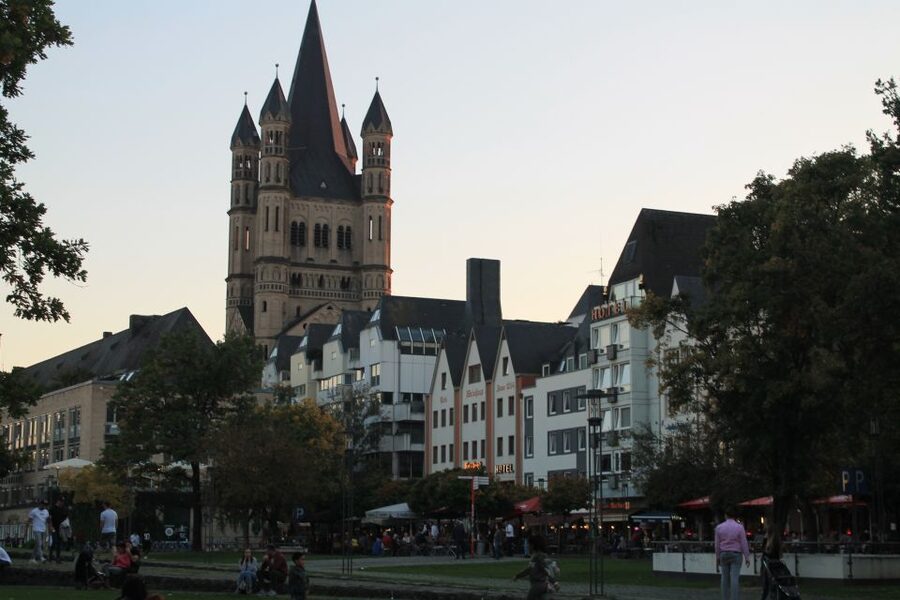 Cologne: Kölsche Highlights-/Altstadt Tour in German - Town Hall and the Jewish Quarter: Places With Story, Not Just Stone
