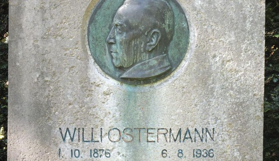 Cologne: Melaten Cemetery Life, Love and Death Tour - Peace and tranquility, built into a moving tour