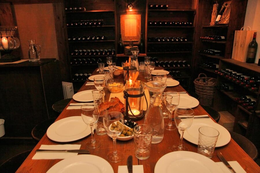 Cologne-Nippes: Gourmet wine tasting with cheese platter - The white wine stage: how the cheese pairing actually teaches your palate