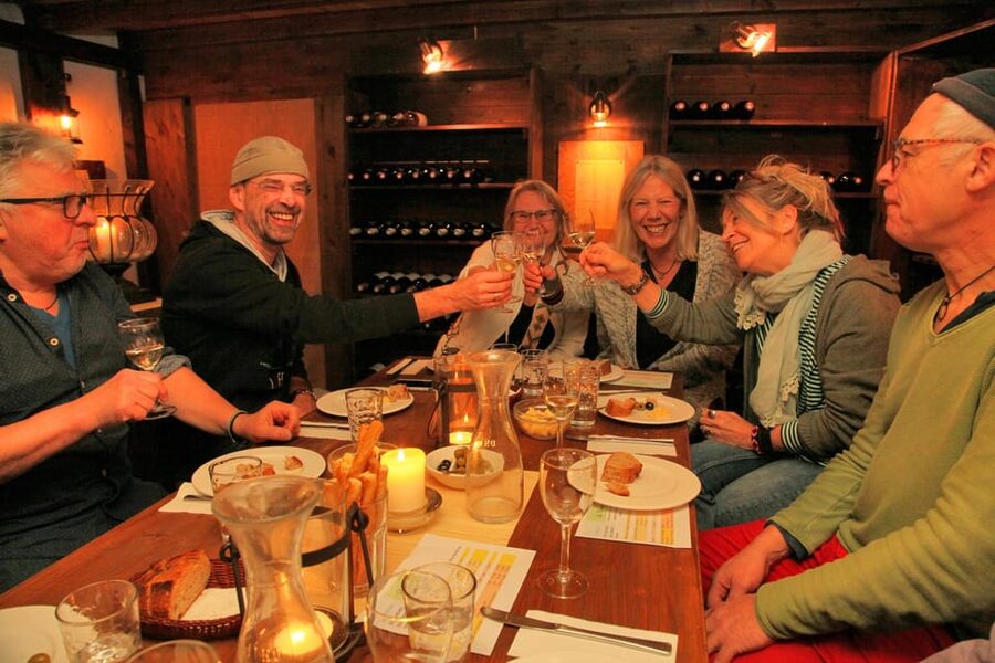 Cologne-Nippes: Gourmet wine tasting with cheese platter - Who should book, and who should skip it