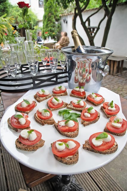 Cologne-Nippes: Summer wine party in the frenchstyle garden - Cologne-Nippes turns French at Le Caveau