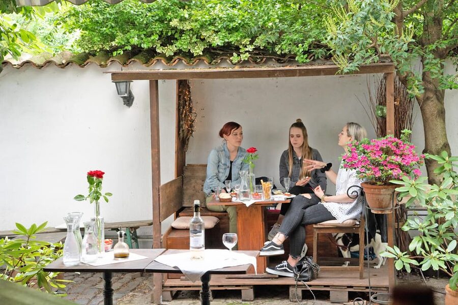 Cologne-Nippes: Summer wine party in the frenchstyle garden - What you drink: secco, cider, and real regional variety