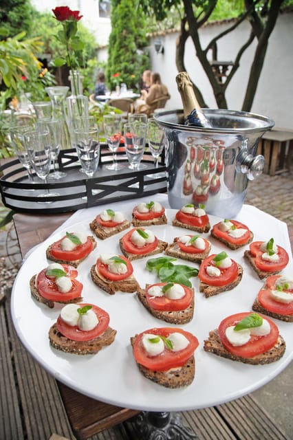 Cologne-Nippes: Summer wine party in the frenchstyle garden - What you eat: French finger food that actually pairs