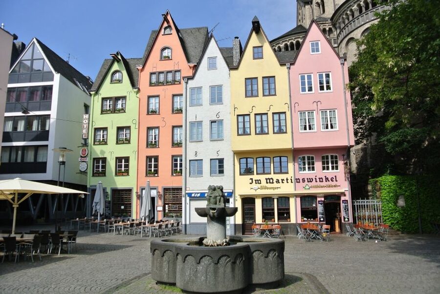 Cologne: Old Town Historical Walking Tour with GEO Epoche - Walking comfort and weather reality in Cologne