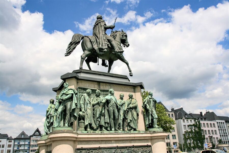 Cologne: Old Town Walking Tour with 1 Brewery Visit & 1 Beer - Rathausplatz and the walk back to Friedrich Wilhelm III