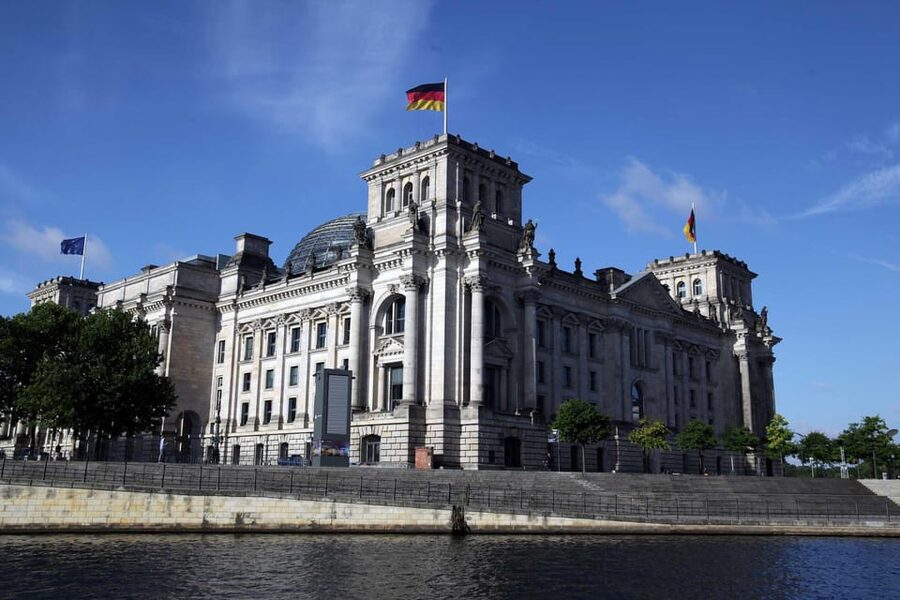 Discover Berlin Express Tour: 2hr Highlights - Starting at Pariser Platz, Then Moving Straight Into the Story