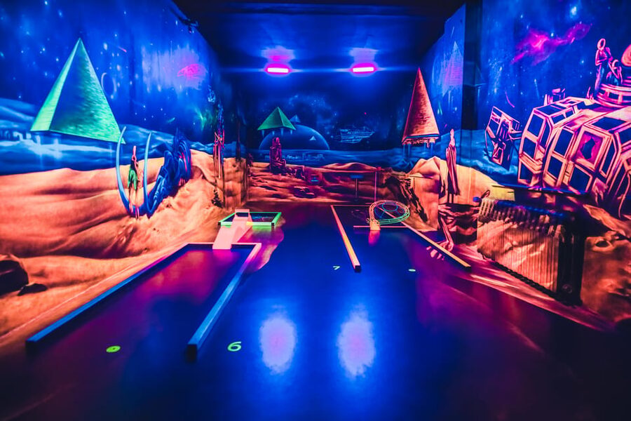 Dresden: 3D black light minigolf in the Barock Eventpark - The Black Light 3D Course, Hole by Hole