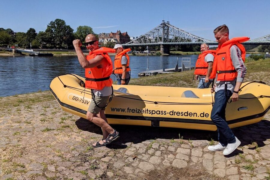 Dresden: Bootstour im Schlauchboot durch die Altstadt - Beer garden time and Elbe swimming: the breaks that make it feel like a day out