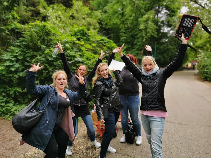 Dresden: Krimi Outdoor Escape Game “Mord am Elbufer” - The Elbufer case starts at the Golden Reiter