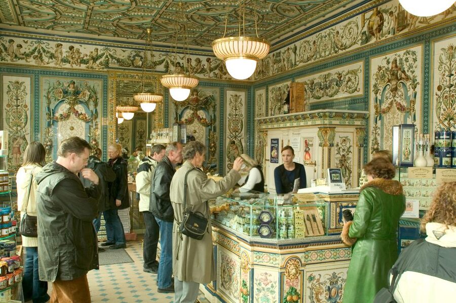 Dresden Neustadt: Scavenger Hunt Self Guided Tour - Stopping for coffee and photos without breaking your flow