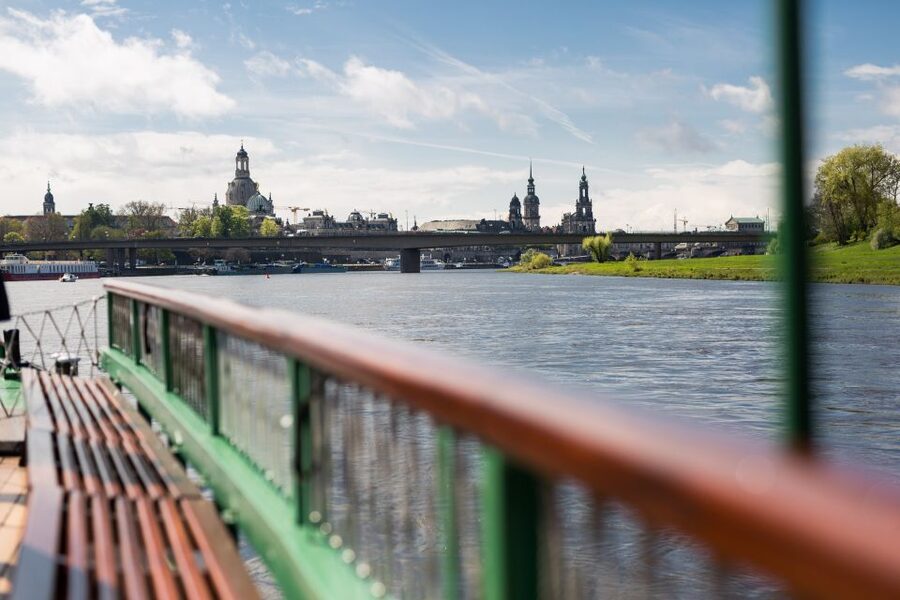 Dresden: River Sightseeing Boat Cruise - Audio commentary in German and English: how to hear it well