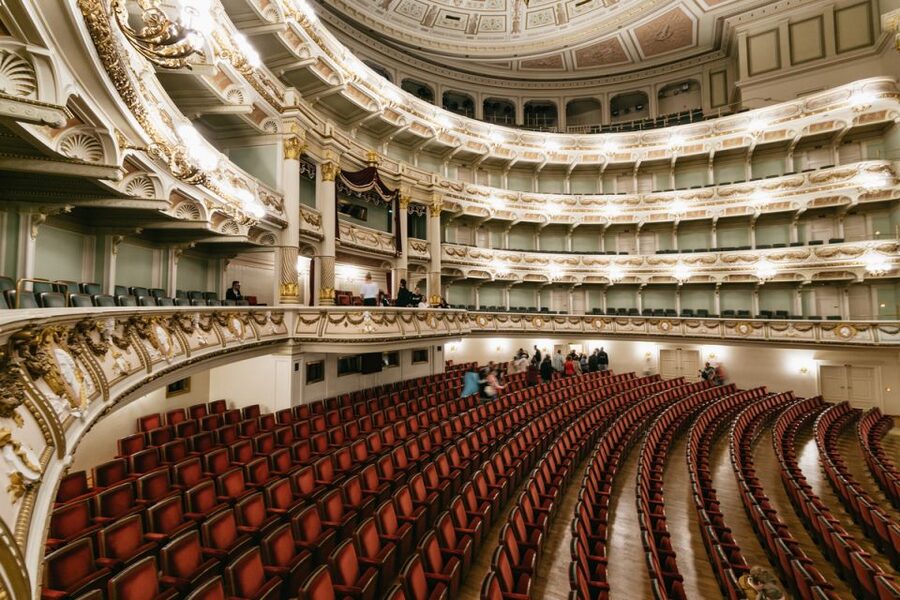 Dresden: Semperoper Tickets and Guided Tour - Group Size, Hearing the Guide, and Getting the Best Experience
