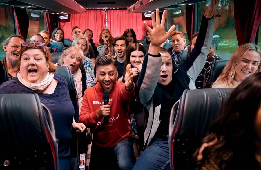 Düsseldorf: 1.5-Hour Comedy Bus Tour - Boarding at Kunstakademie, What to Expect in the First Minutes