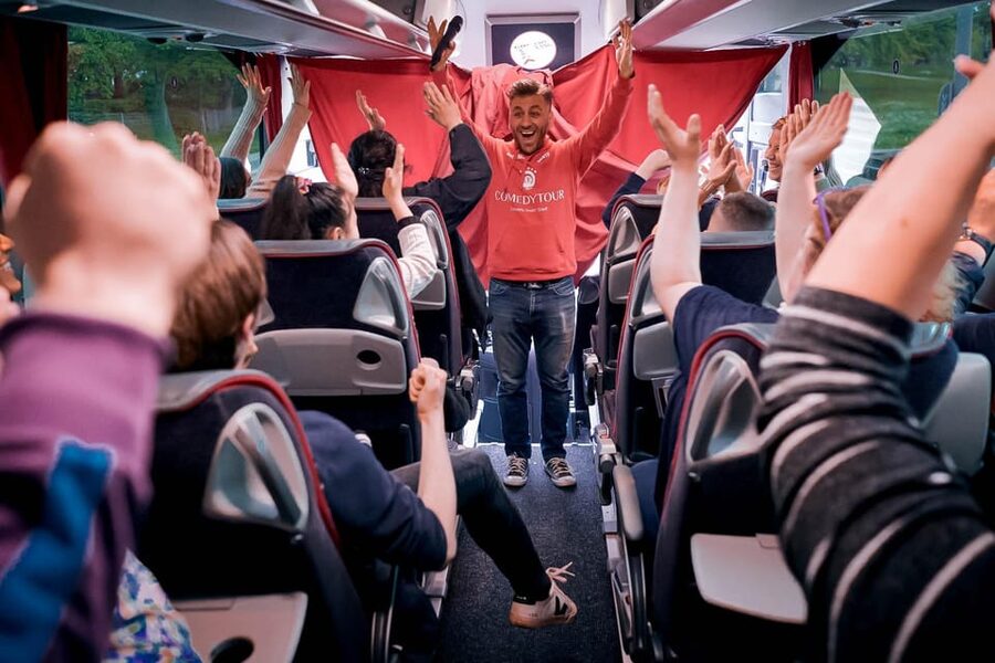 Düsseldorf: 1.5-Hour Comedy Bus Tour - Saturday Schedule, How 3:00 PM and 6:00 PM Changes the Experience