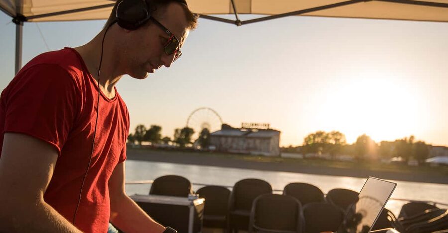 Düsseldorf: 2-Hour Evening Rhine River Cruise with Live DJ - Quick hits before you go