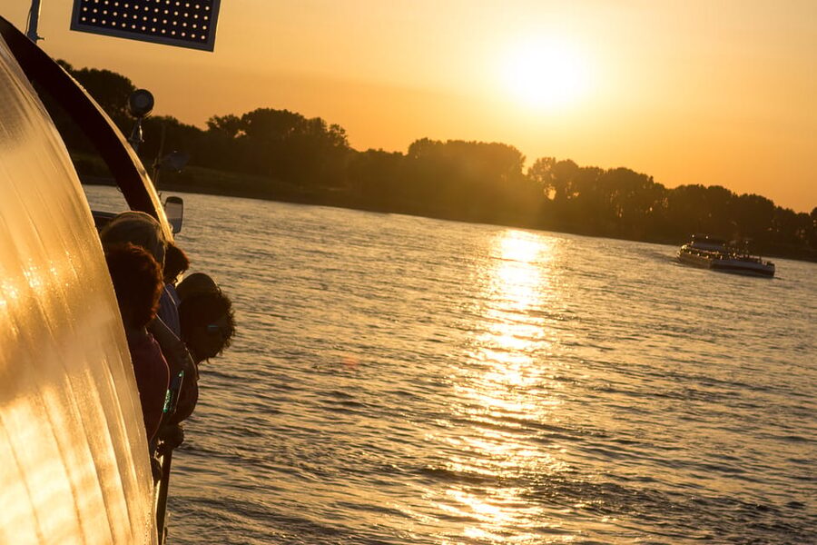 Düsseldorf: 2-Hour Evening Rhine River Cruise with Live DJ - Live DJ Music: Chilled-Out Vibes and the Chance to Dance