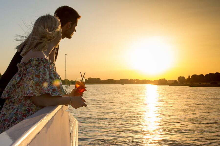 Düsseldorf: 2-Hour Evening Rhine River Cruise with Live DJ - Where to Stand for Best Views Once It Gets Dark