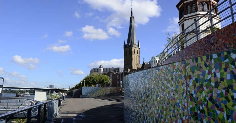 Düsseldorf: Guided Old Town Tour with Beer Break - The Old Town walk: anecdotes, photo stops, and the Rhine as your moving backdrop