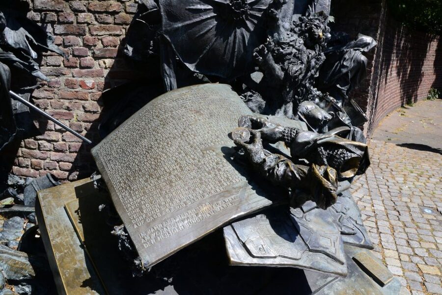 Düsseldorf: Guided Old Town Tour with Beer Break - Should you book this Düsseldorf Old Town tour with beer break?