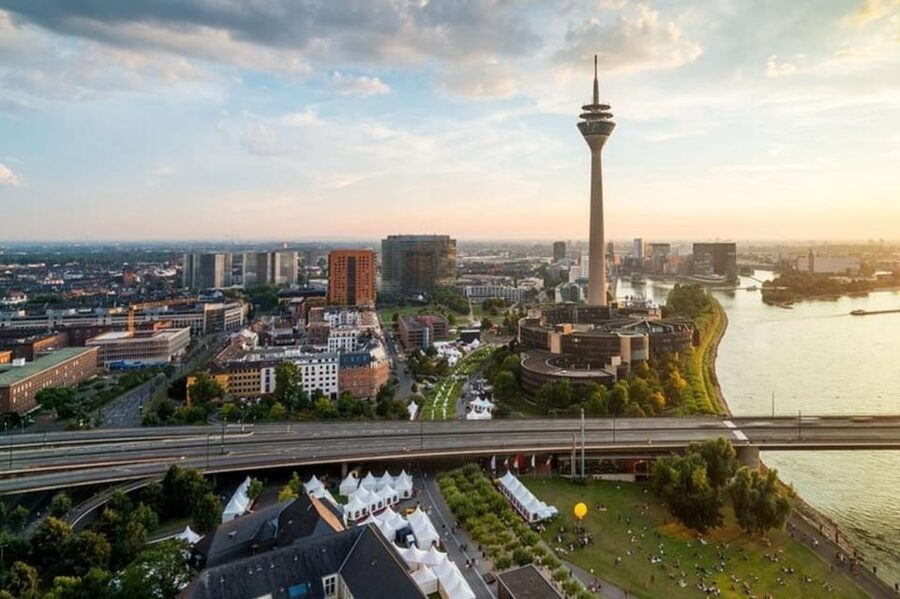 Dusseldorf : Highlights Walking tour with A Guide - Kunsthalle Düsseldorf, Modern Art Without the Guesswork