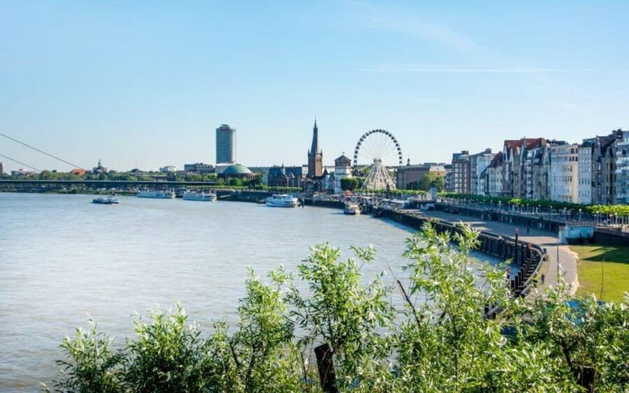 Düsseldorf: In a nutshell - the 60 minutes tour - The pork roll stop, where the city turns real